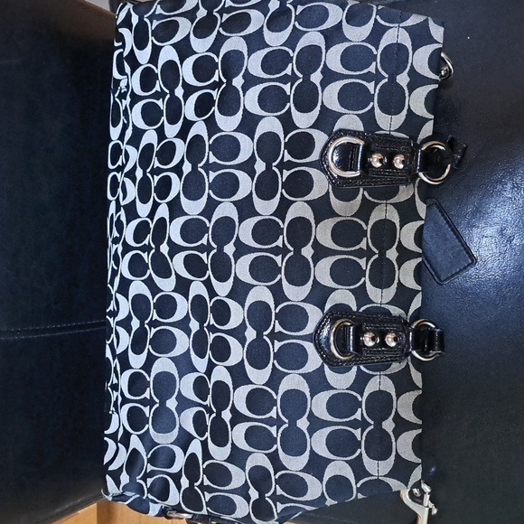 Euc Coach Ashley bag beautiful signature bag  F15510. 🌺Offers Welcome🌺 - Picture 4 of 8